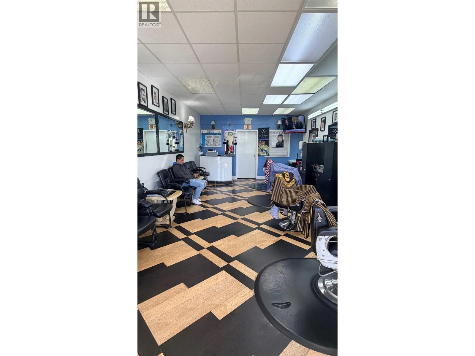 11 5901 E BROADWAY