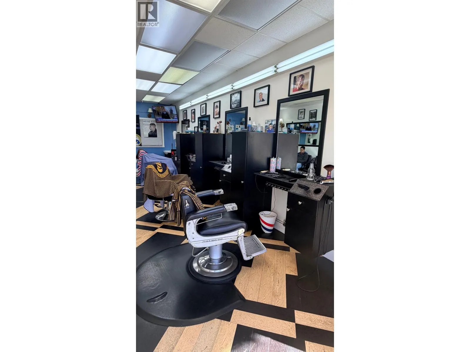 11 5901 E BROADWAY