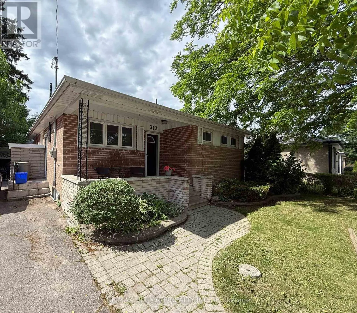 313 ROSSLAND ROAD W