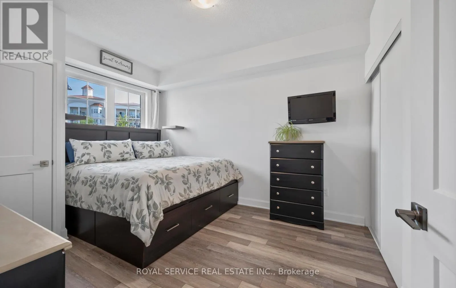 127 - 50 LAKEBREEZE DRIVE, #127