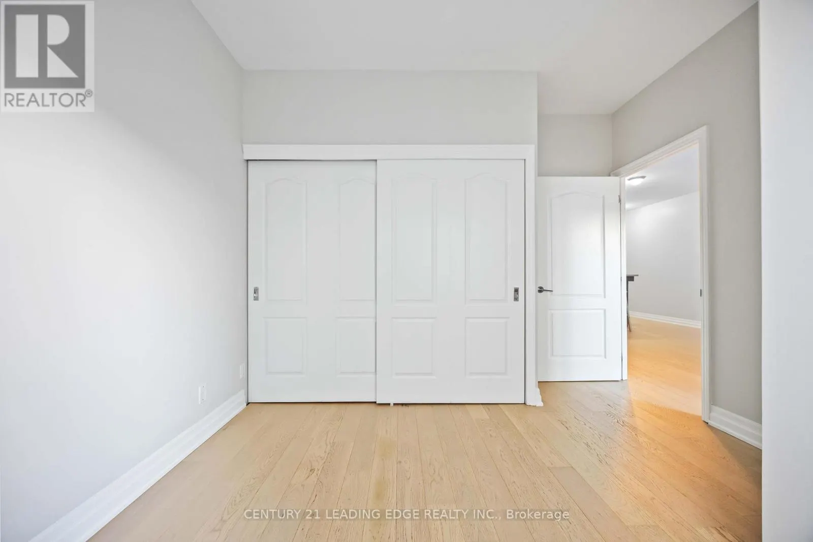 302 - 44 BOND STREET W