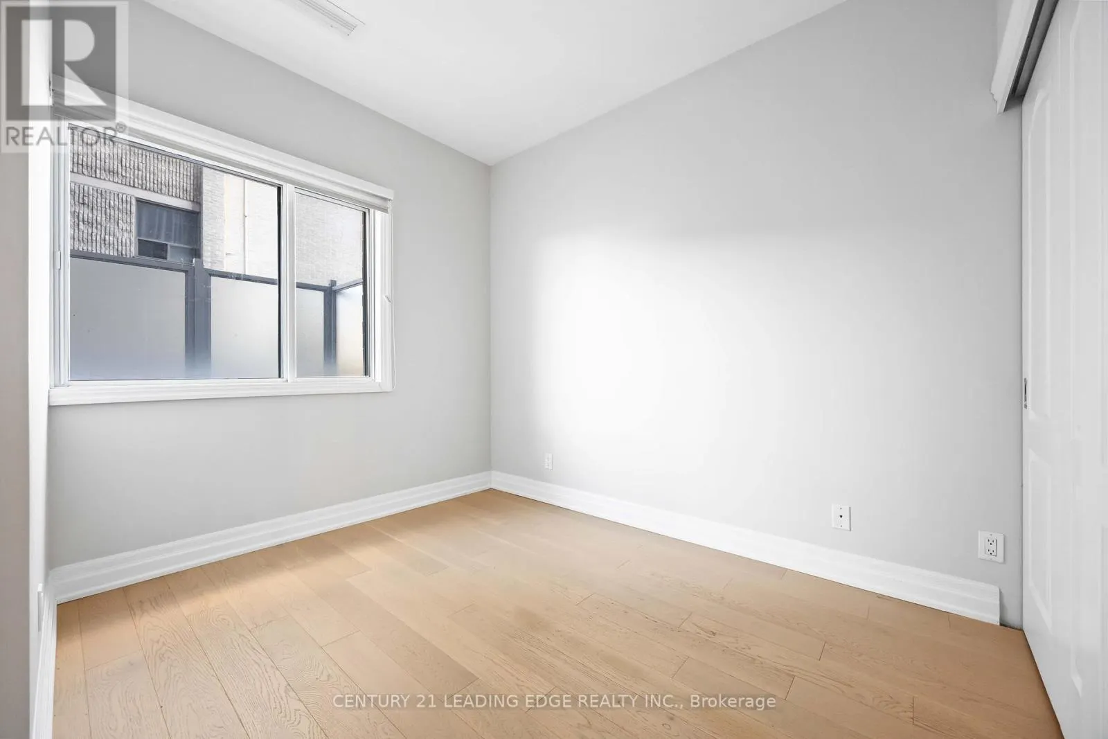 302 - 44 BOND STREET W