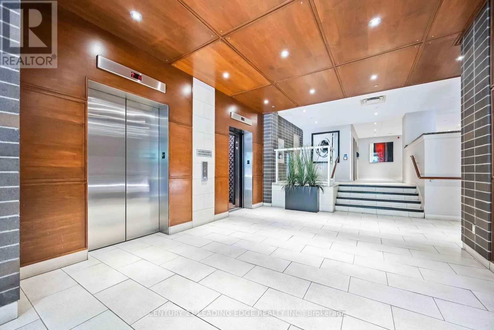 302 - 44 BOND STREET W