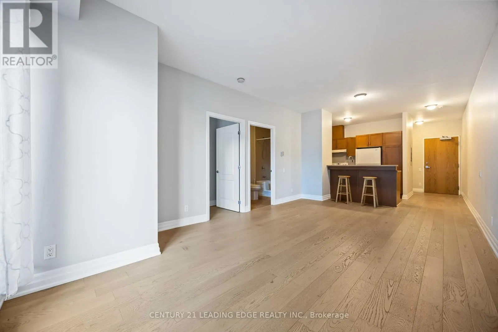 302 - 44 BOND STREET W