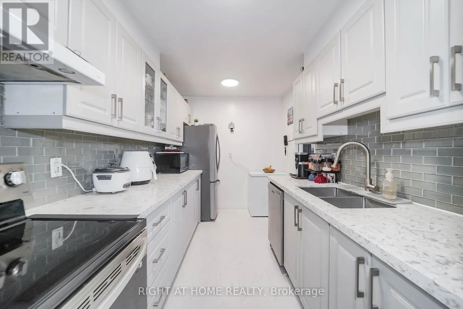 1611 - 1 MASSEY SQUARE