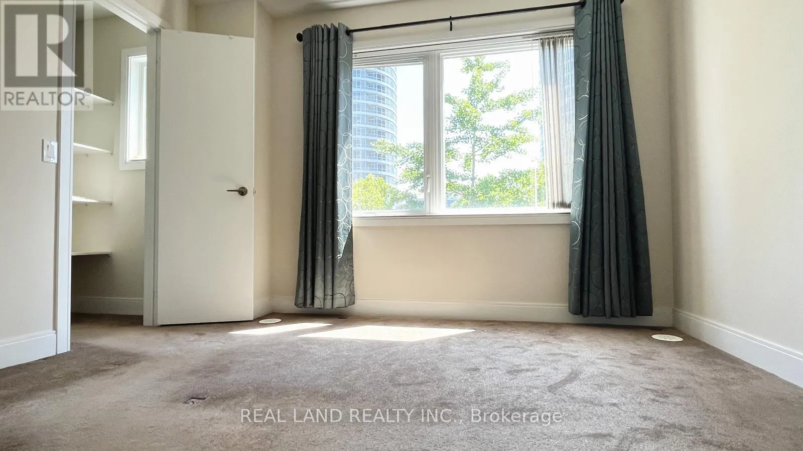 11 - 310 VILLAGE GREEN SQUARE E
