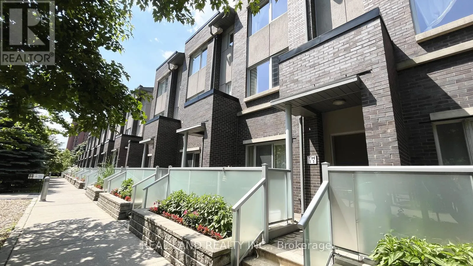 11 - 310 VILLAGE GREEN SQUARE E