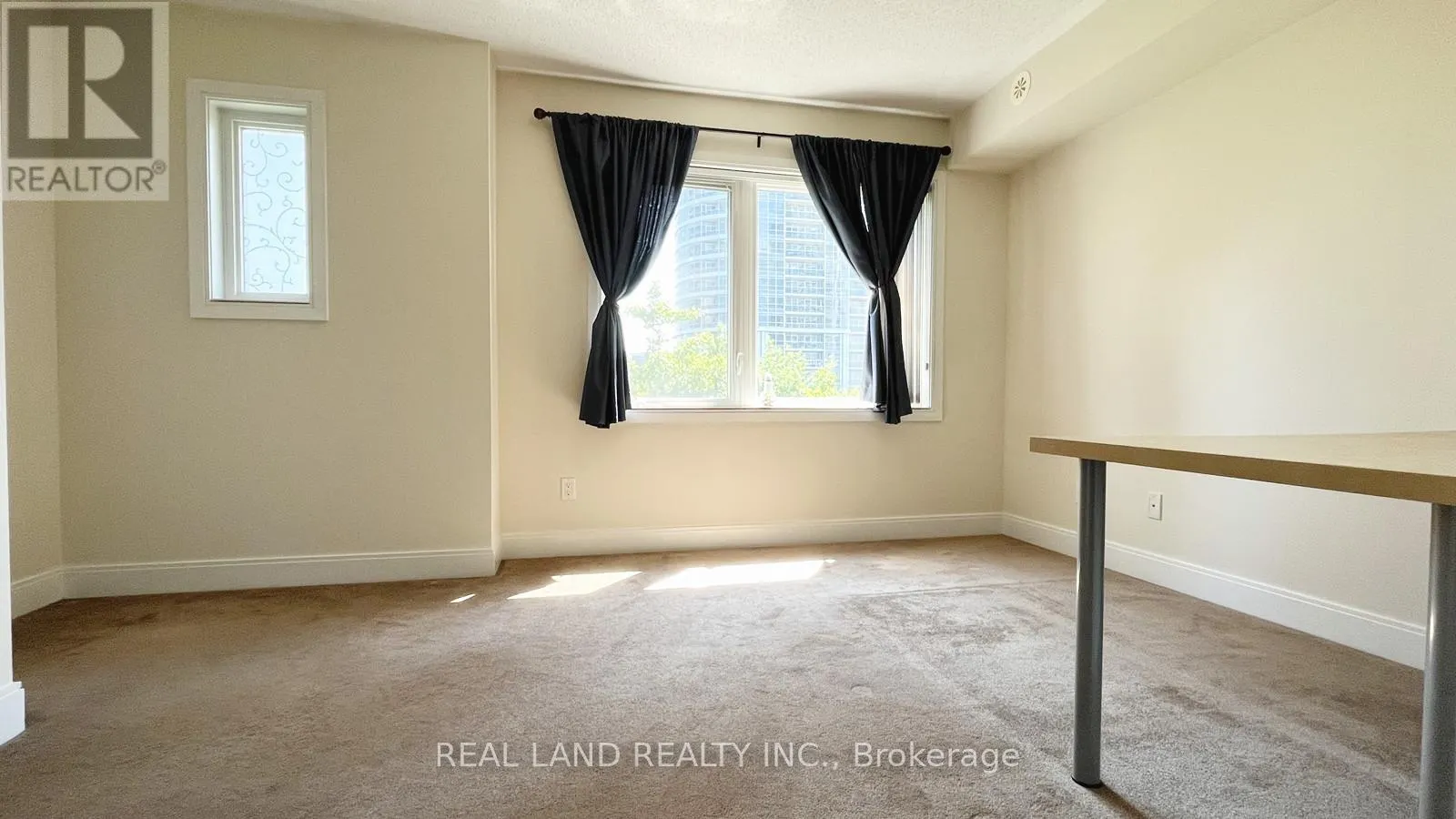 11 - 310 VILLAGE GREEN SQUARE E