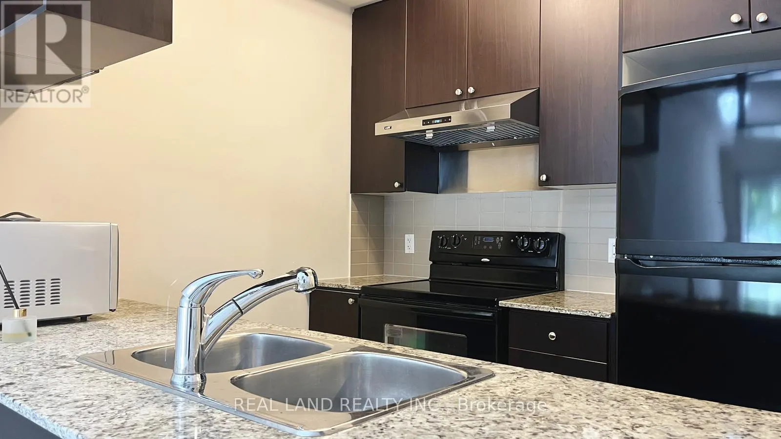 11 - 310 VILLAGE GREEN SQUARE E