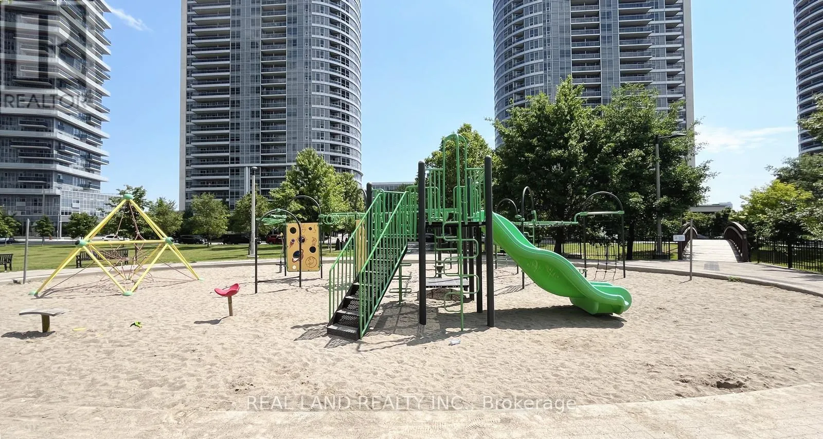 11 - 310 VILLAGE GREEN SQUARE E