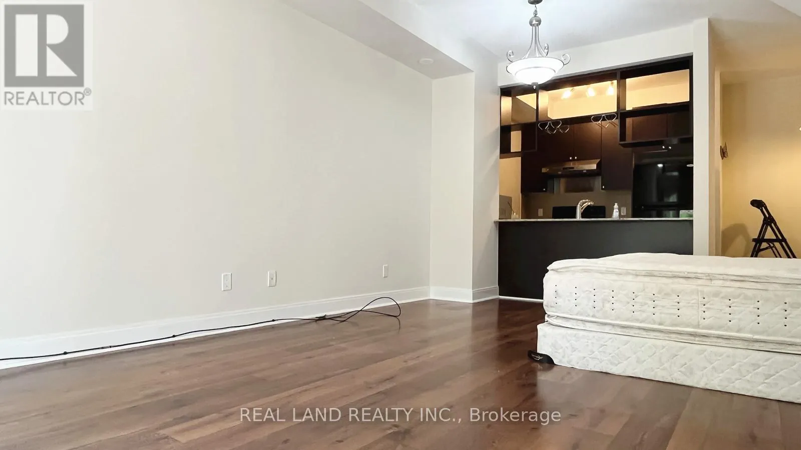 11 - 310 VILLAGE GREEN SQUARE E