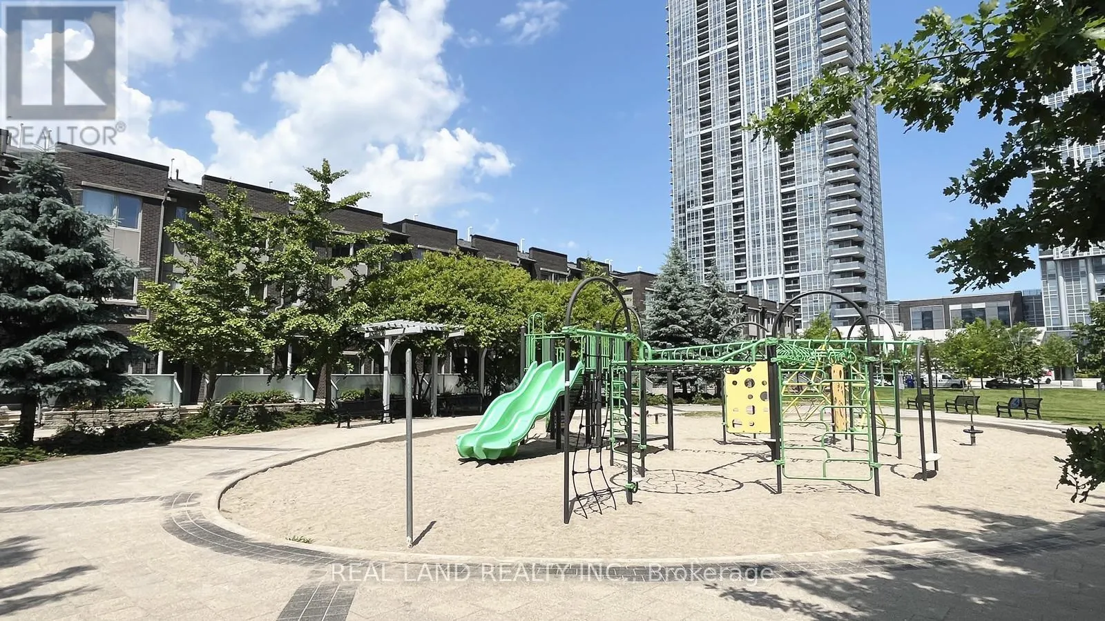11 - 310 VILLAGE GREEN SQUARE E