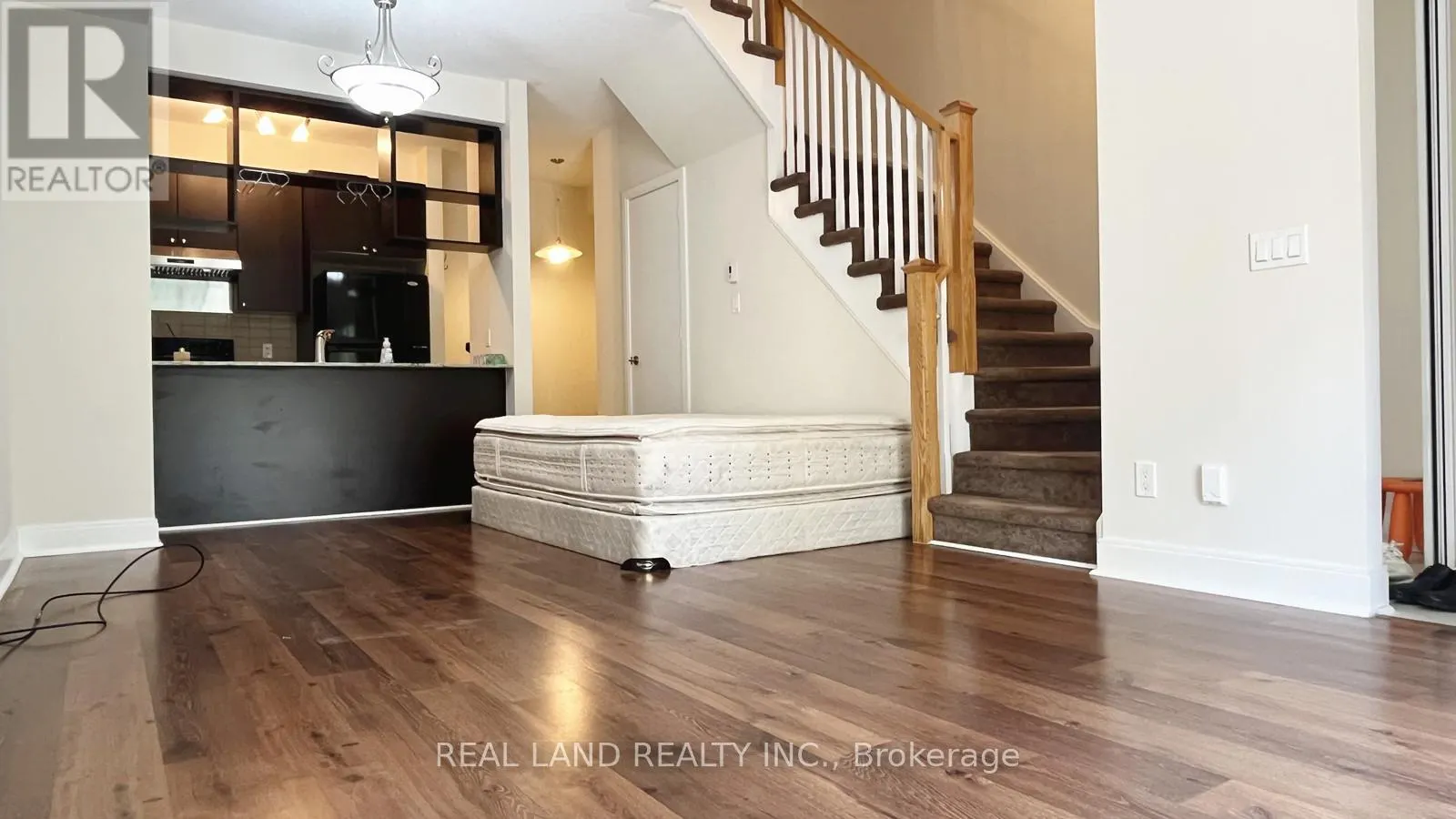 11 - 310 VILLAGE GREEN SQUARE E