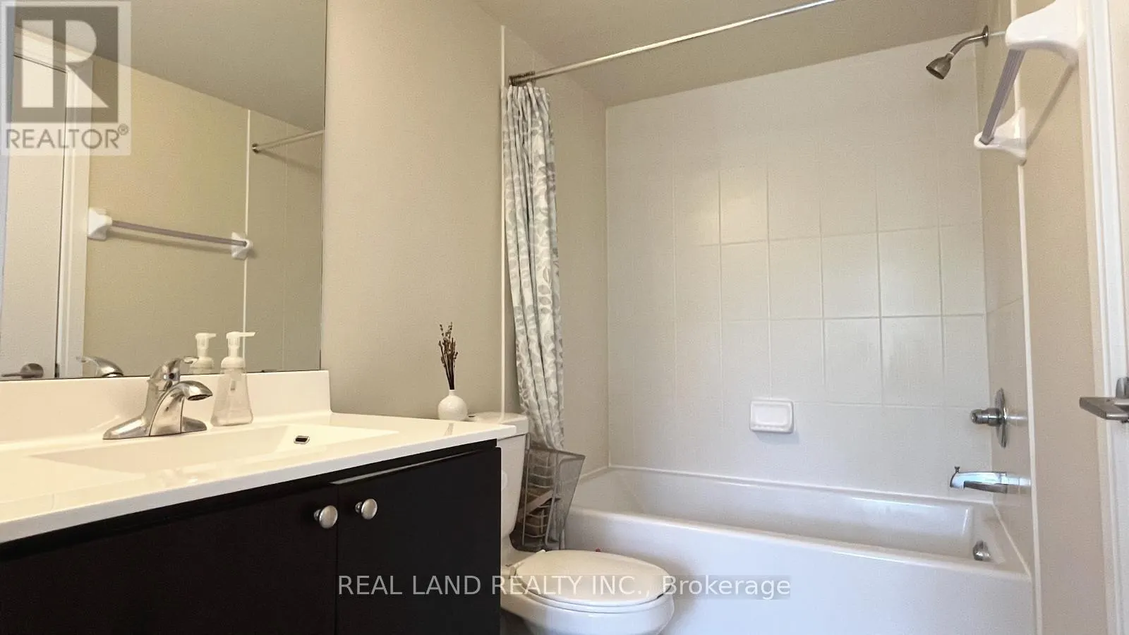 11 - 310 VILLAGE GREEN SQUARE E