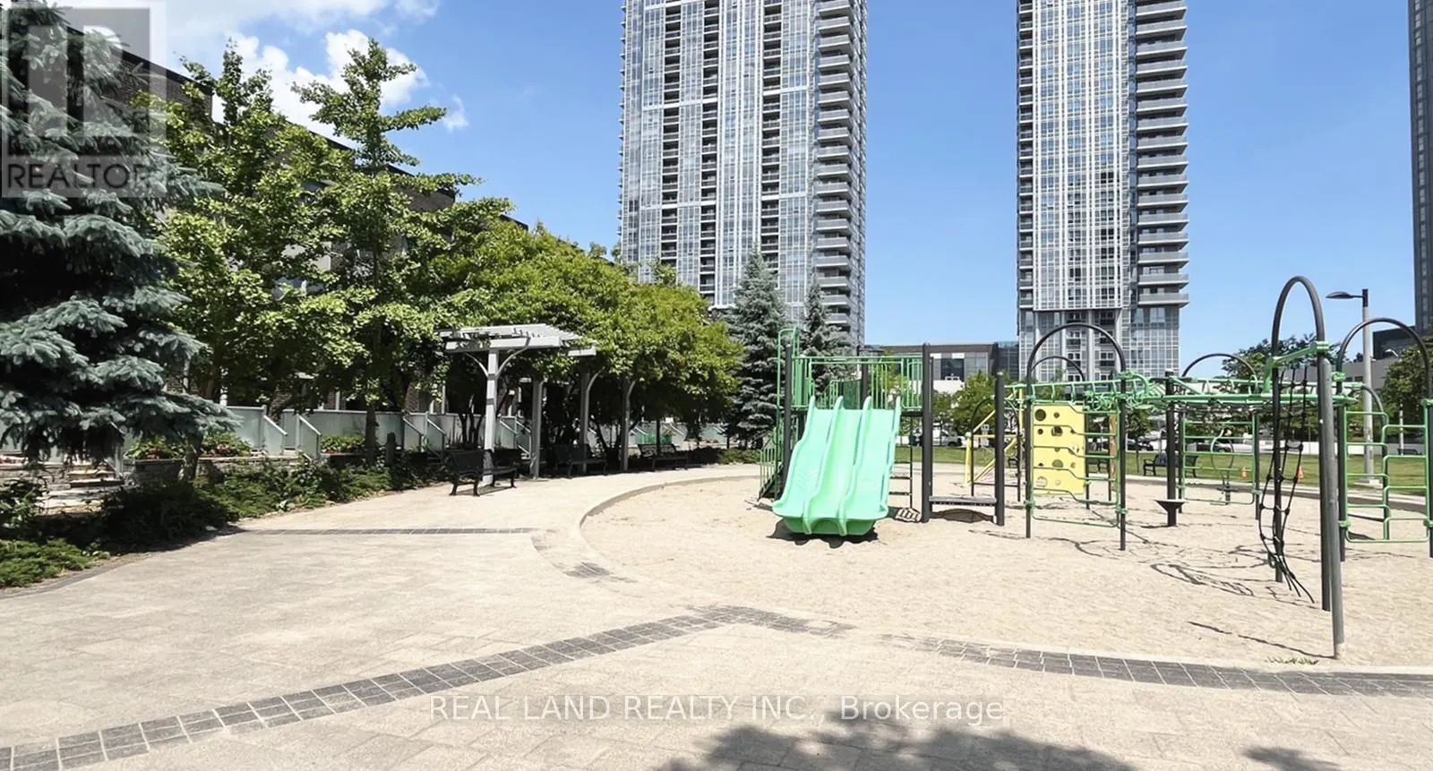 11 - 310 VILLAGE GREEN SQUARE E