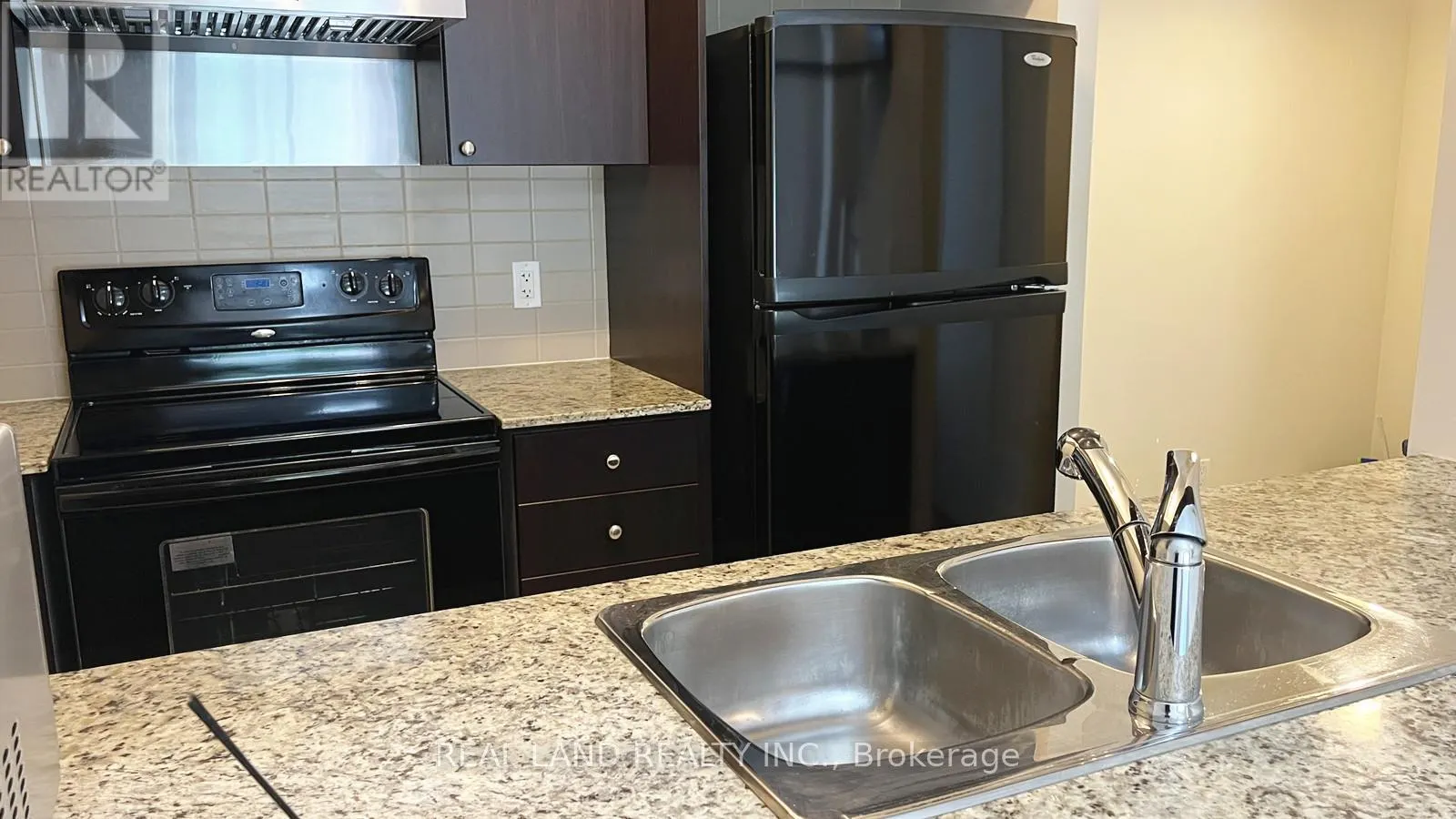 11 - 310 VILLAGE GREEN SQUARE E
