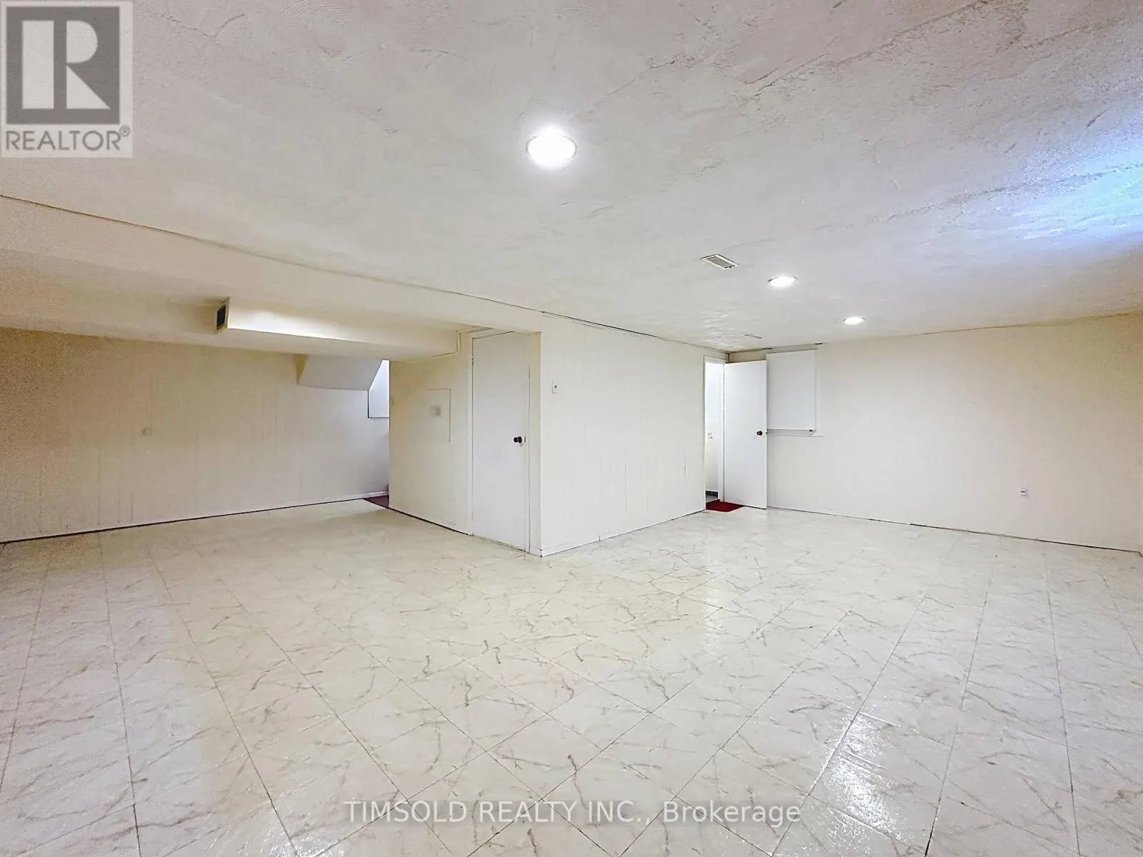 6 LOFTHOUSE SQUARE