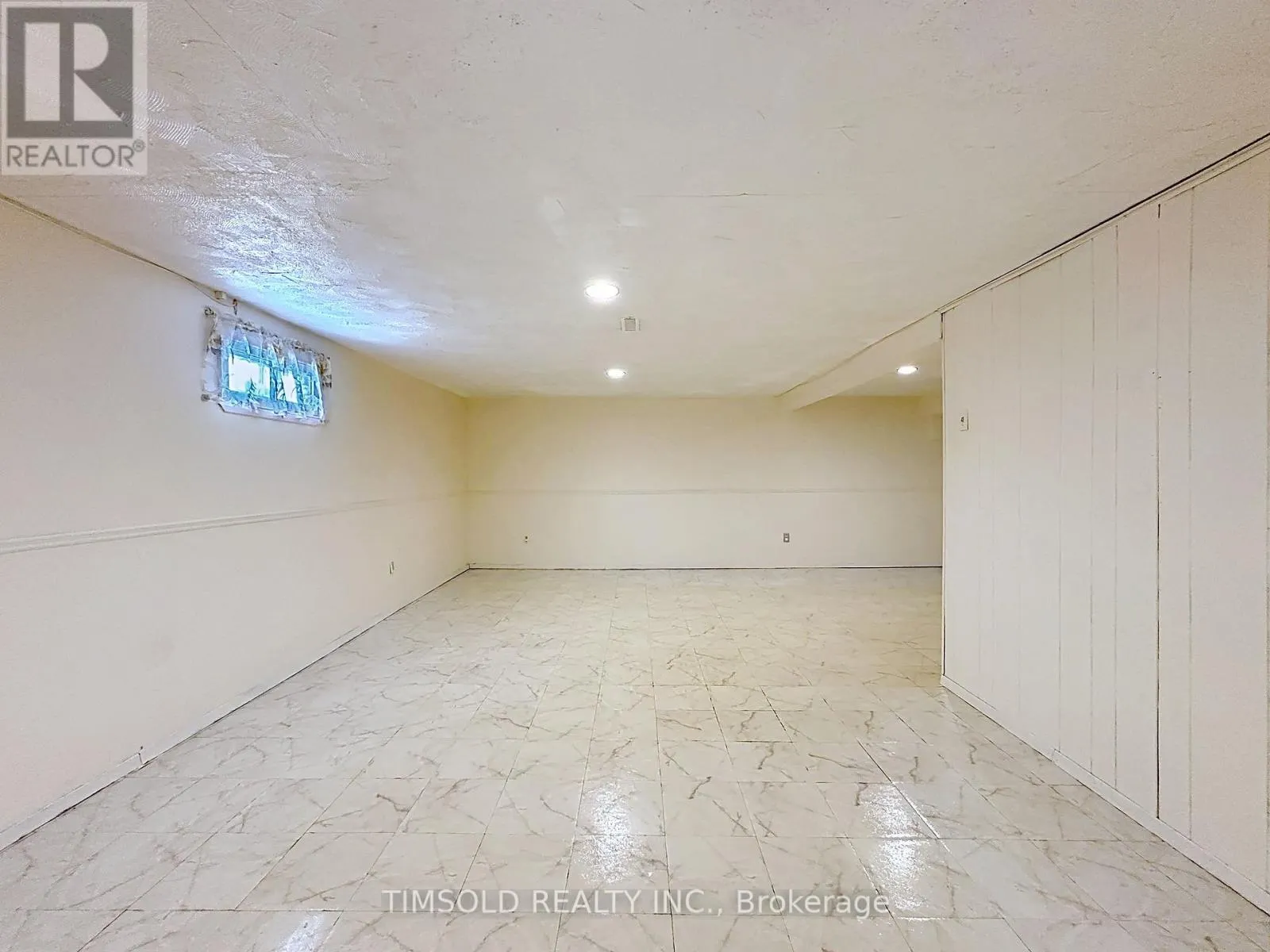 6 LOFTHOUSE SQUARE