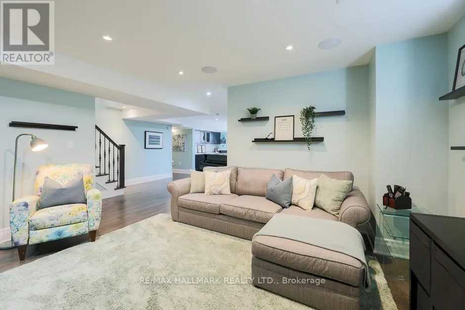 44 SCARBORO CRESCENT