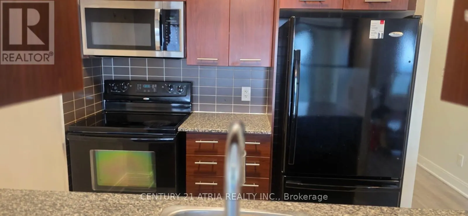 2807 - 125 VILLAGE GREEN SQUARE SE