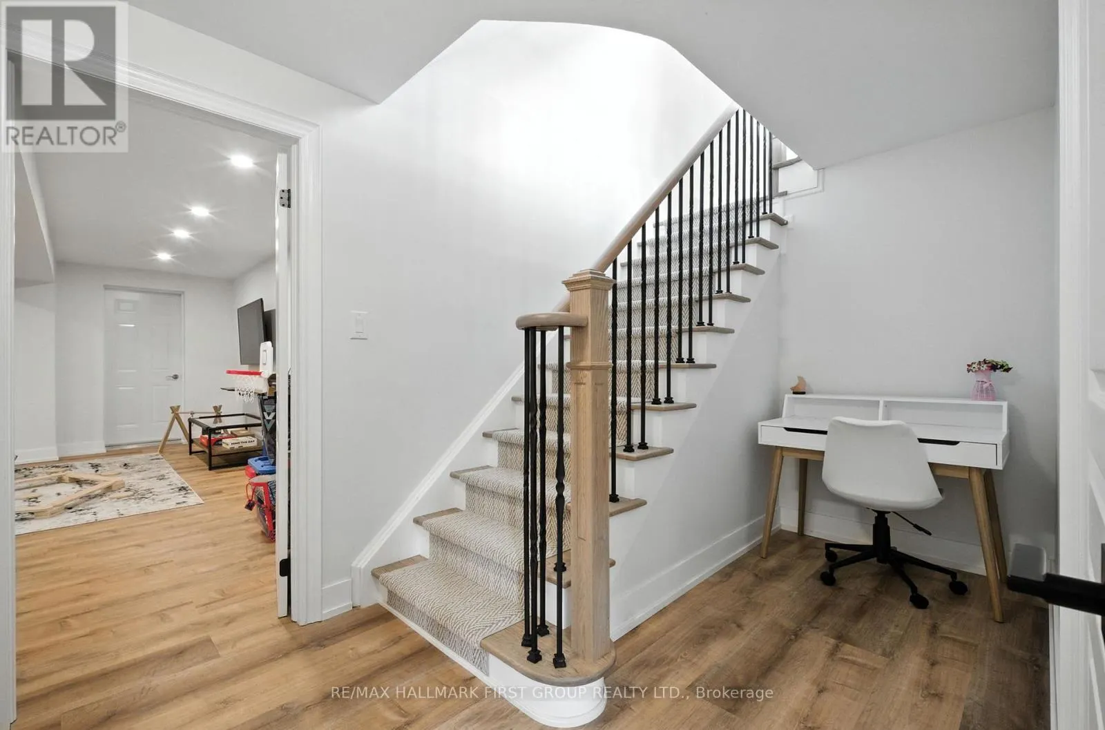 2318 CANTERBURY CRESCENT