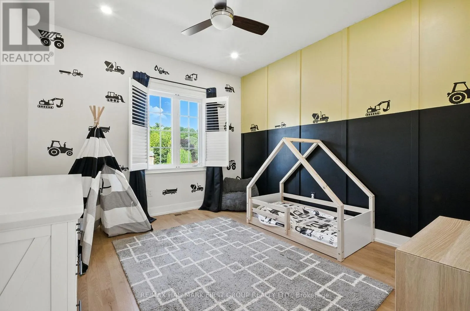 2318 CANTERBURY CRESCENT