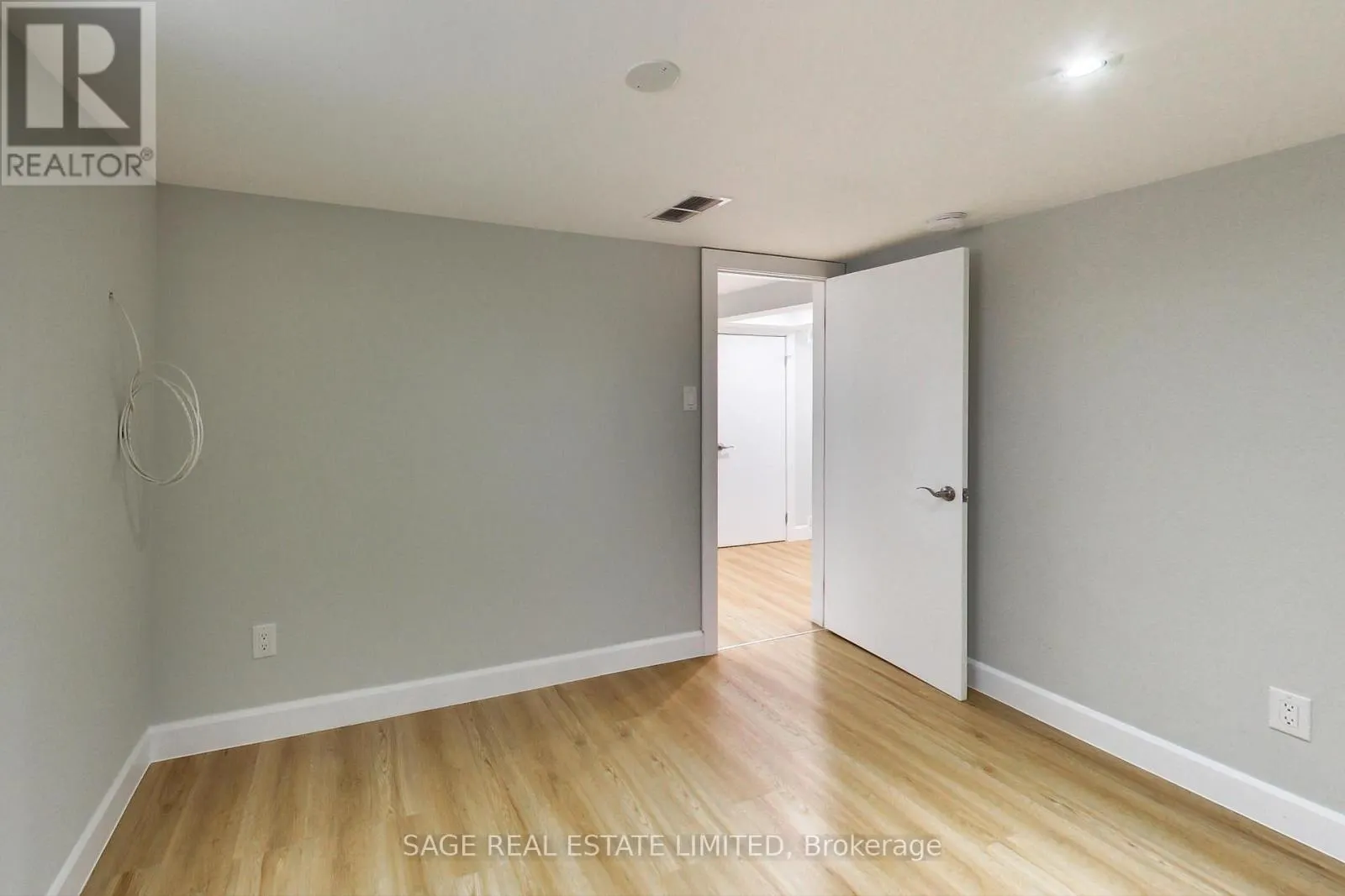 LOWER - 2505 GERRARD STREET E