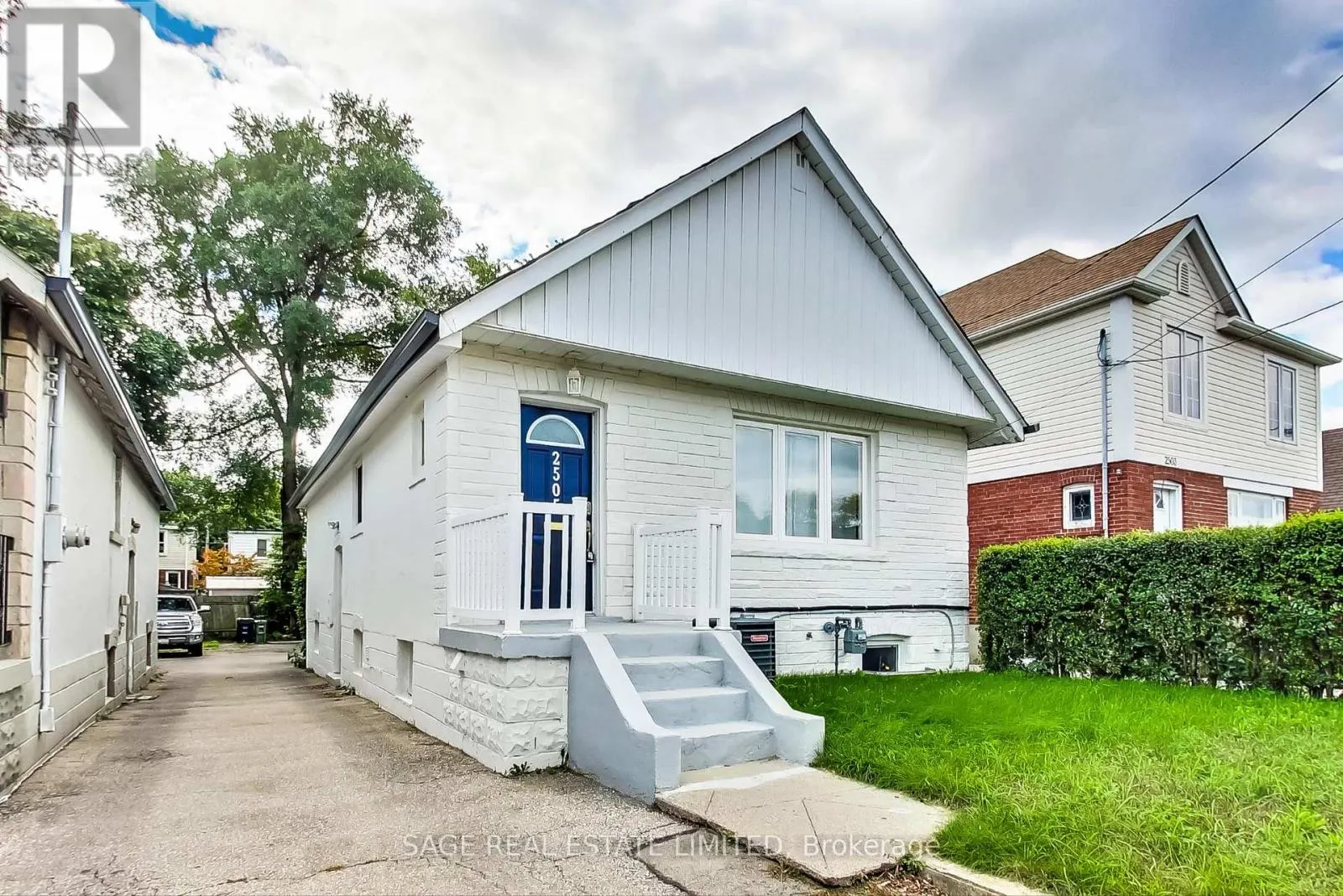 LOWER - 2505 GERRARD STREET E