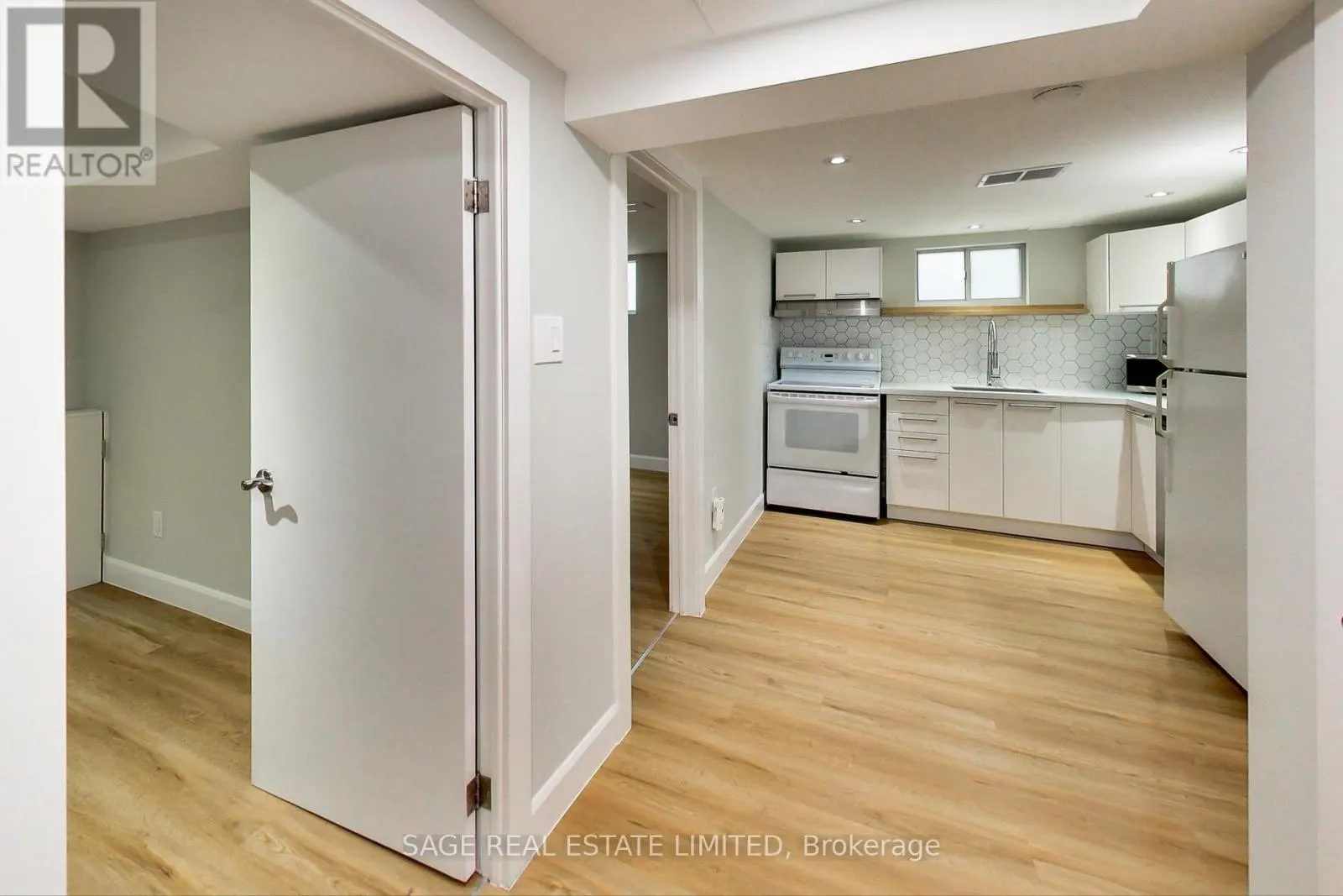 LOWER - 2505 GERRARD STREET E
