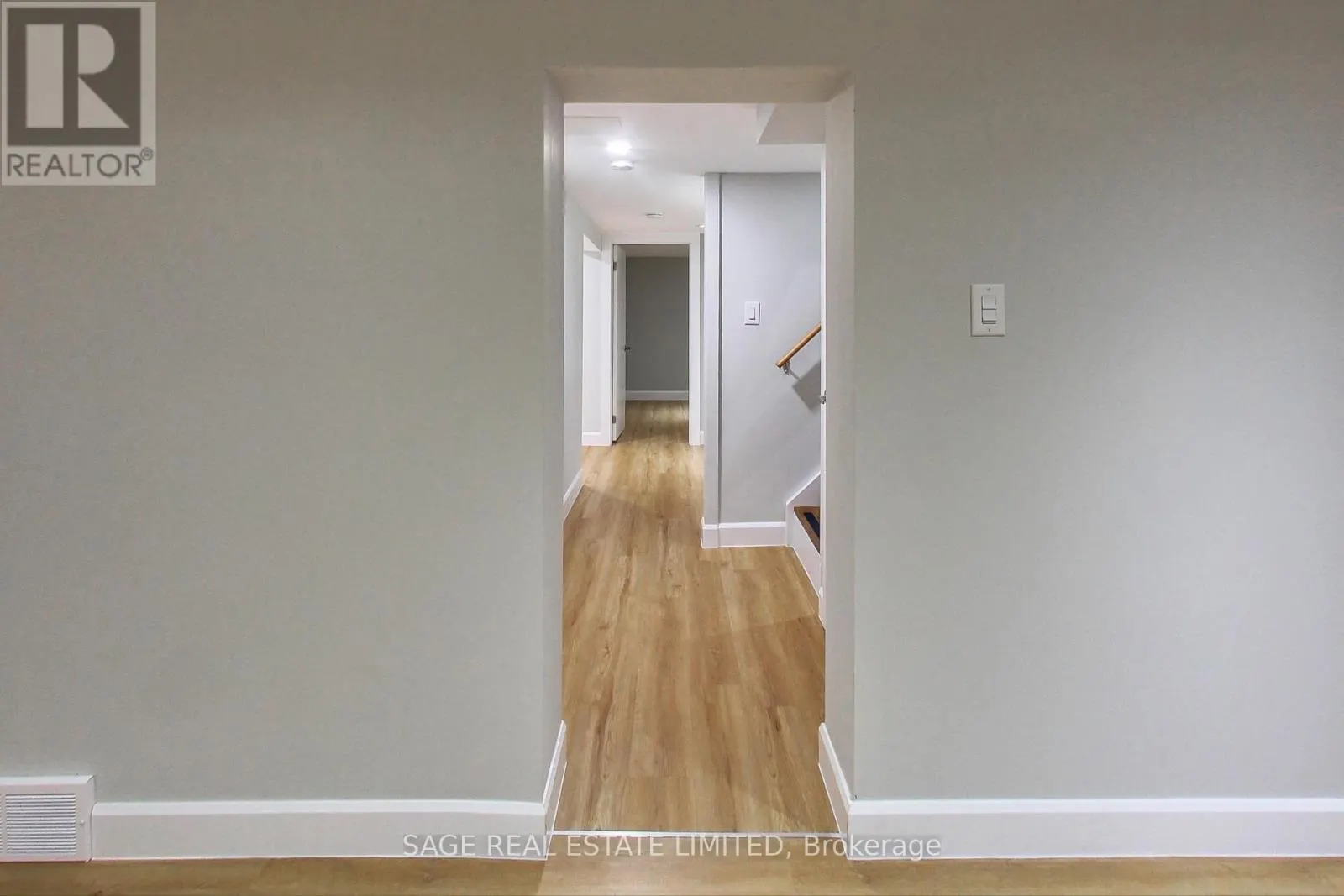 LOWER - 2505 GERRARD STREET E