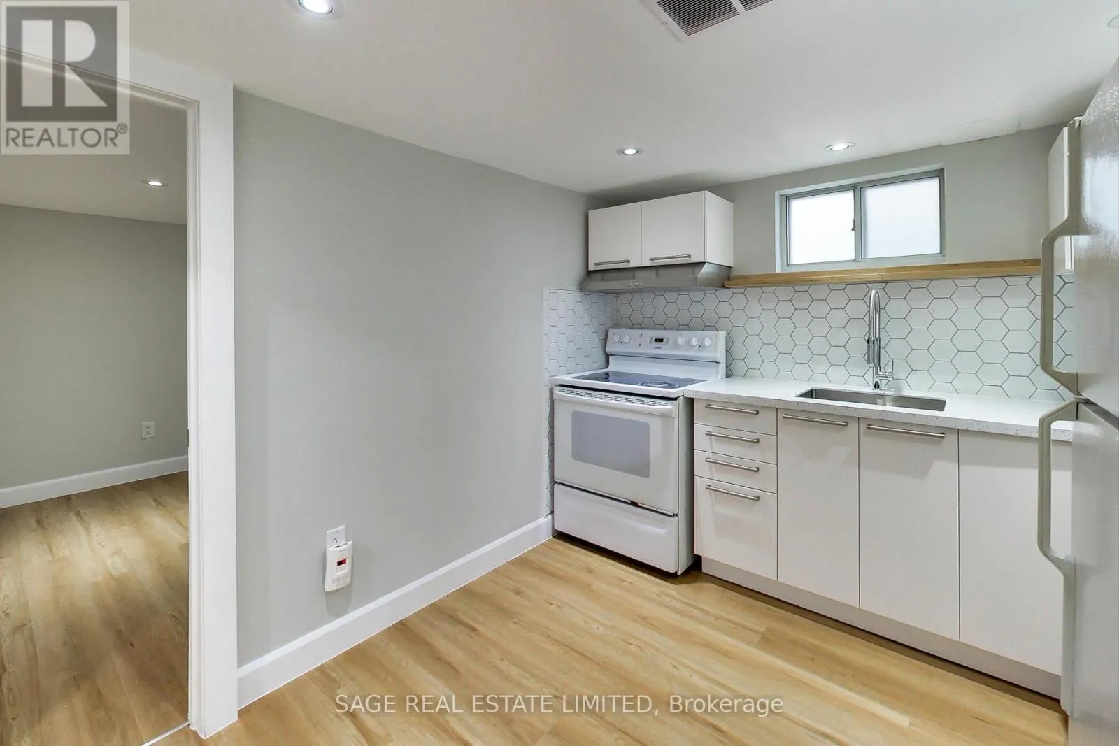 LOWER - 2505 GERRARD STREET E
