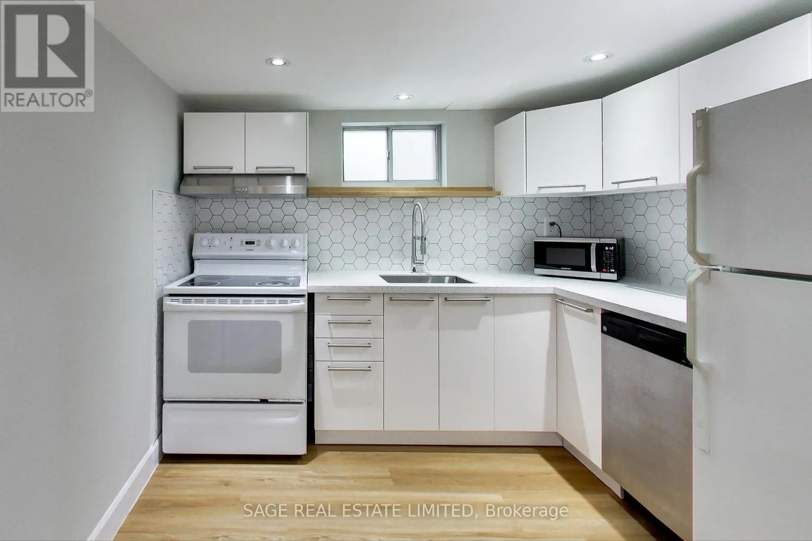 LOWER - 2505 GERRARD STREET E