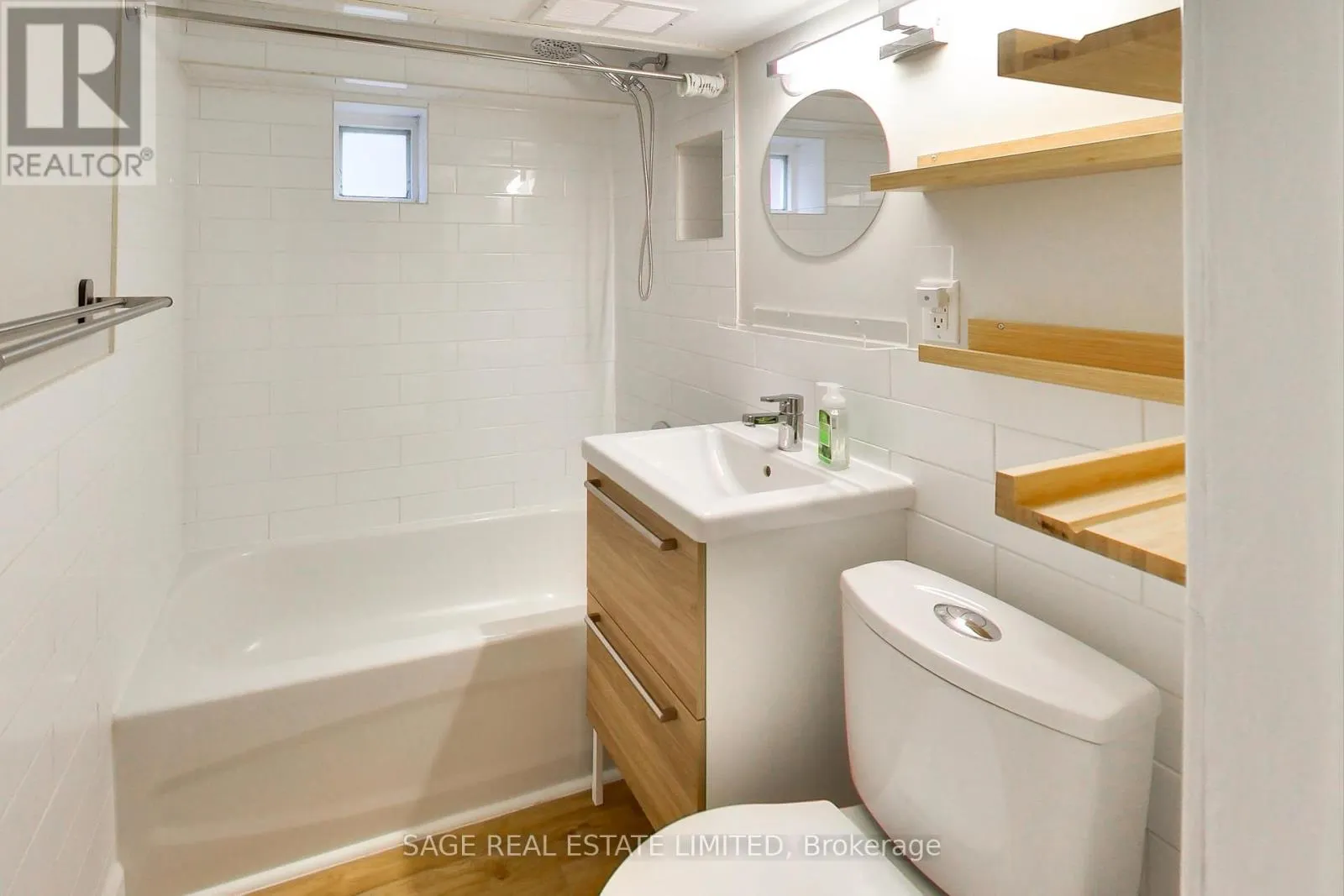 LOWER - 2505 GERRARD STREET E