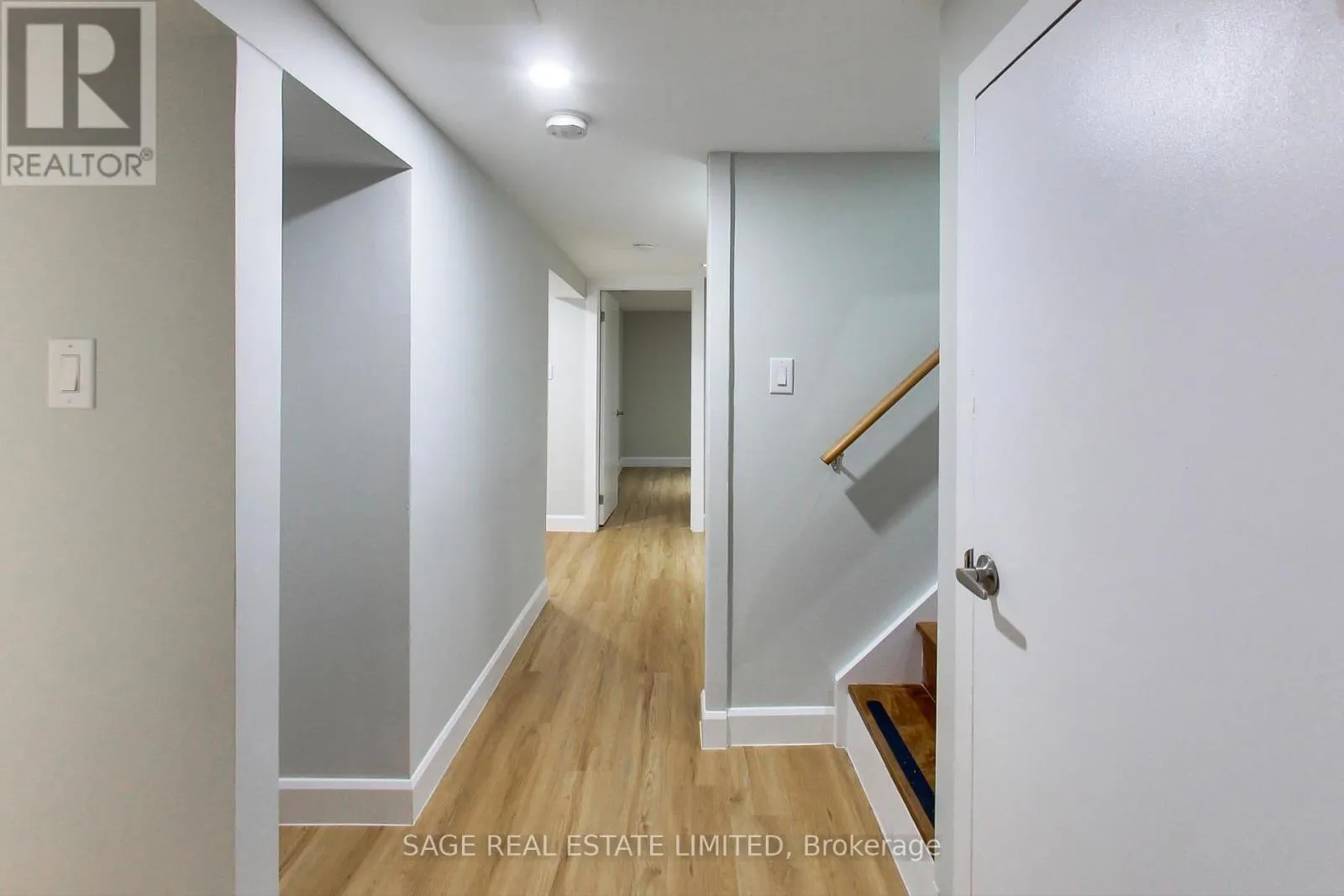 LOWER - 2505 GERRARD STREET E