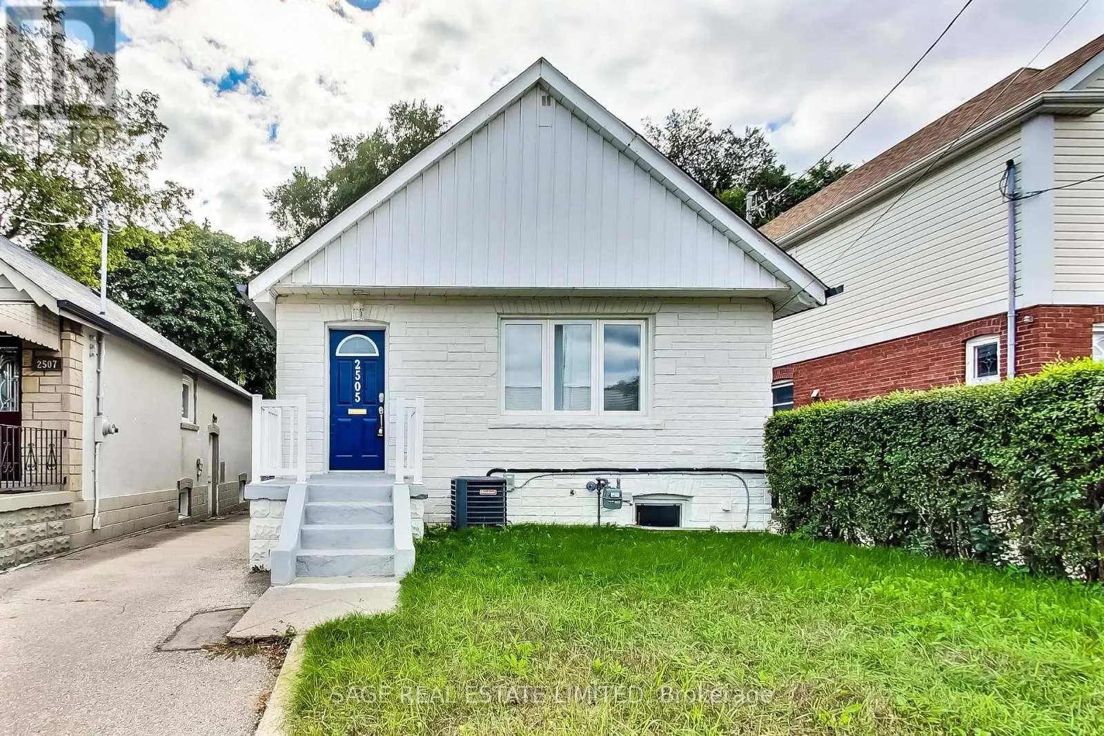 LOWER - 2505 GERRARD STREET E