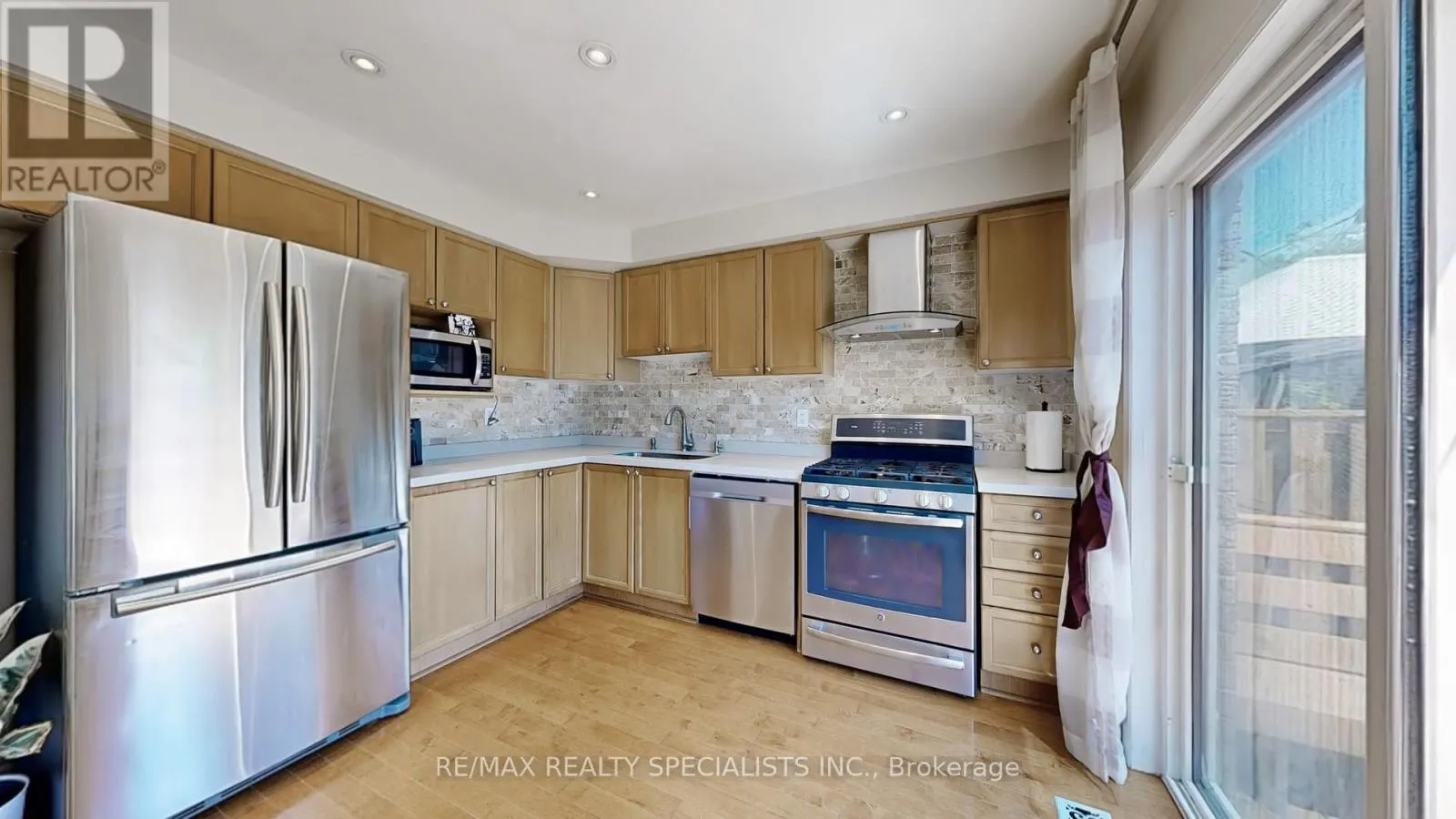 33 DONLEVY CRESCENT