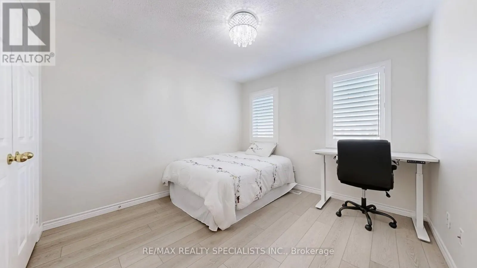 33 DONLEVY CRESCENT