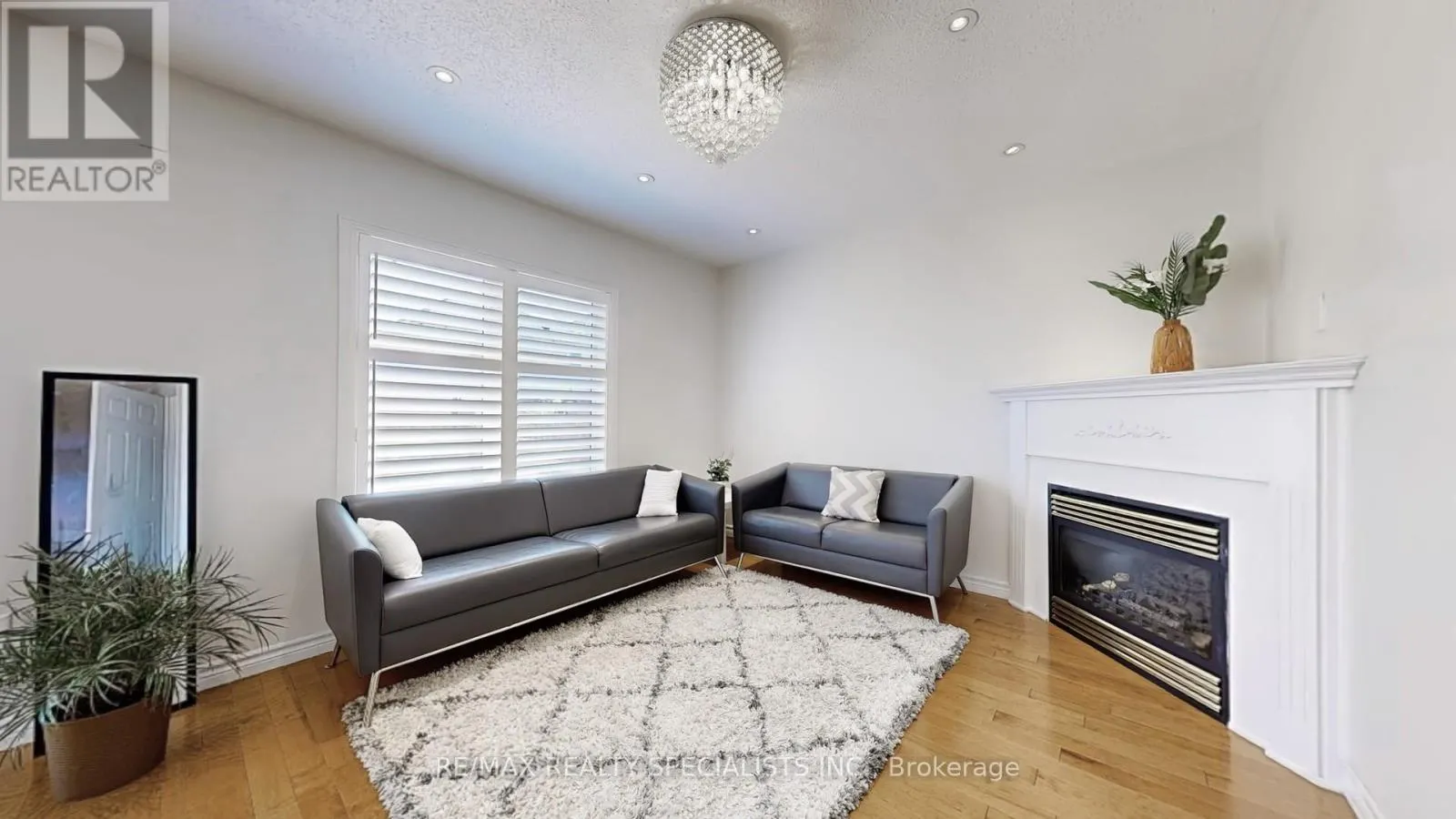 33 DONLEVY CRESCENT