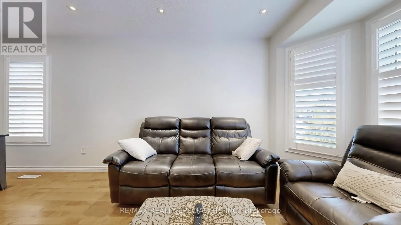33 DONLEVY CRESCENT