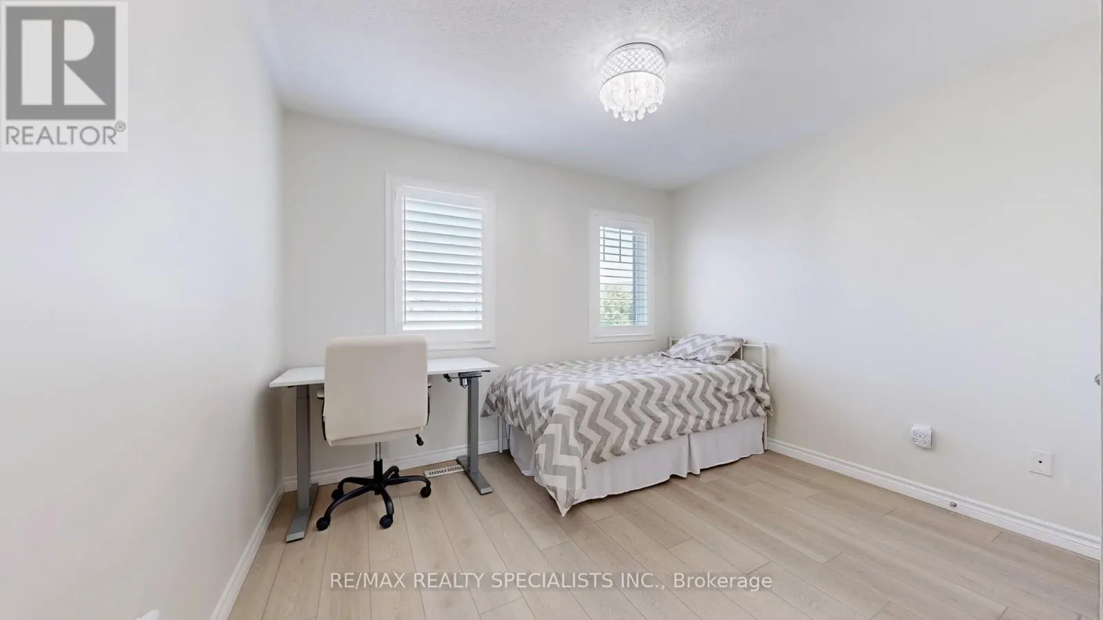 33 DONLEVY CRESCENT
