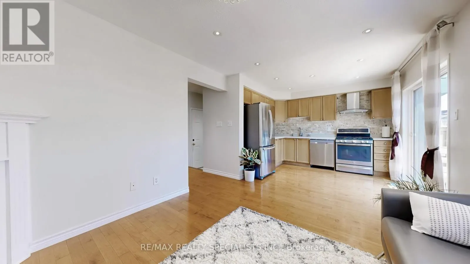 33 DONLEVY CRESCENT