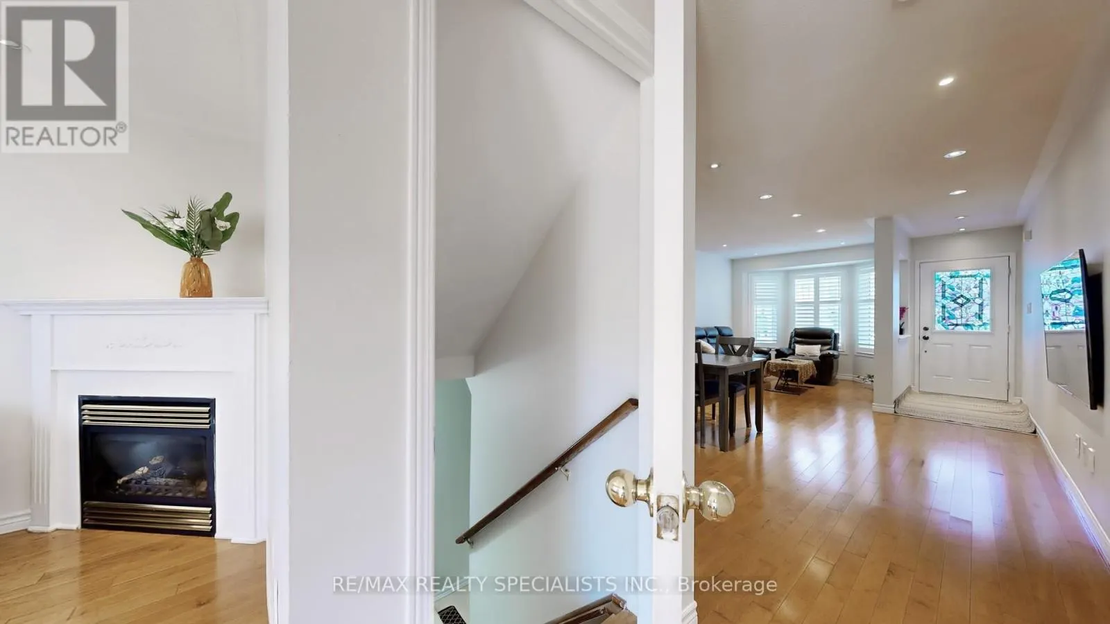 33 DONLEVY CRESCENT