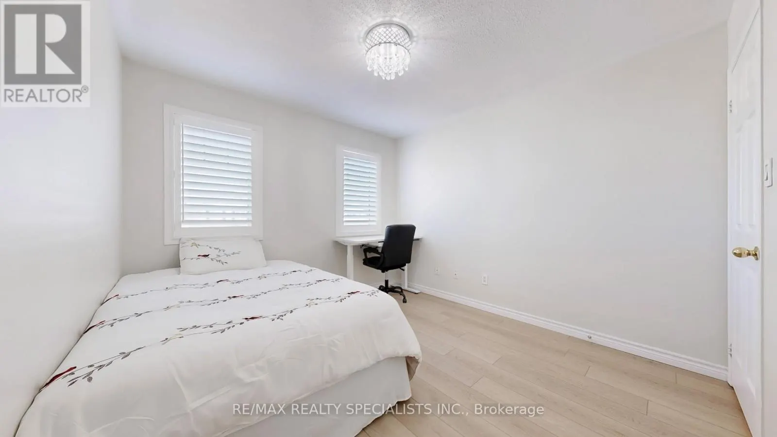 33 DONLEVY CRESCENT