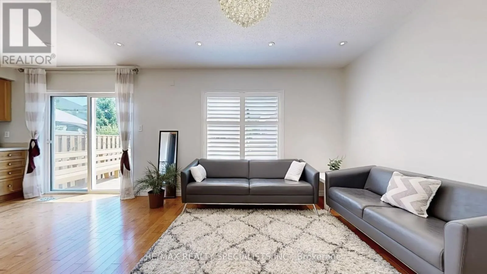 33 DONLEVY CRESCENT