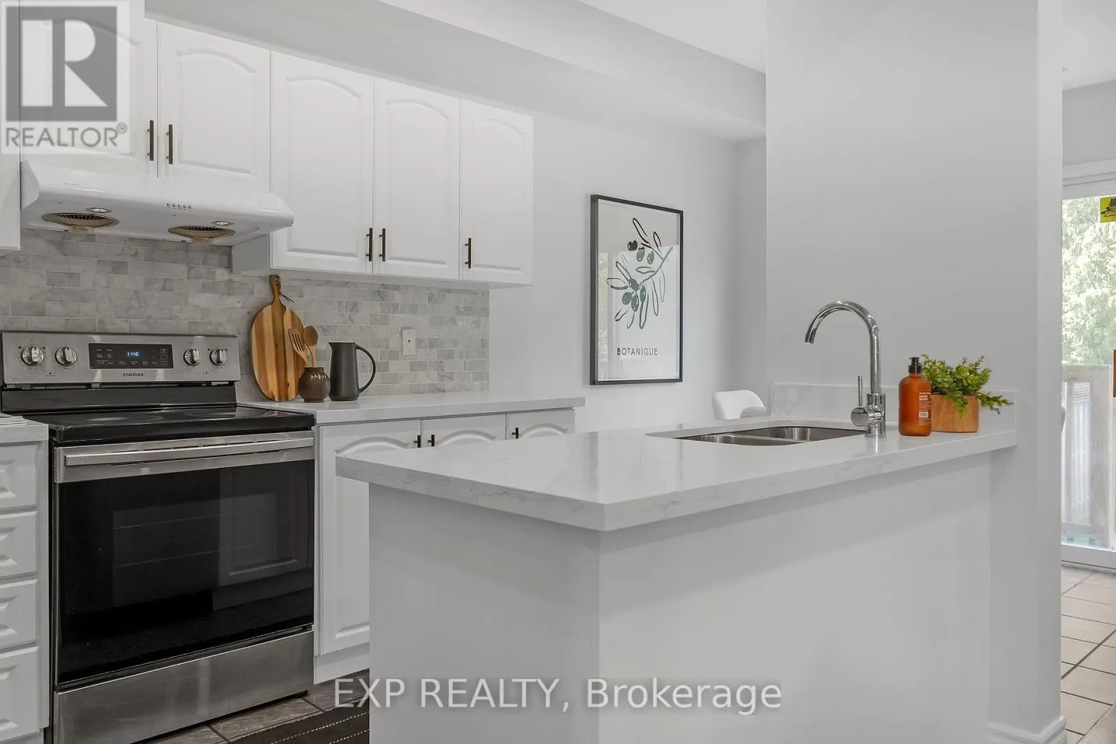 212 SHADOW PLACE