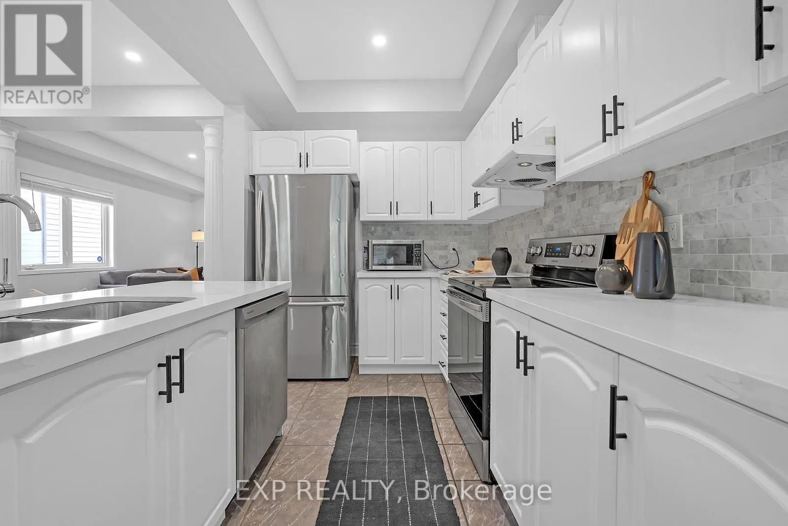 212 SHADOW PLACE