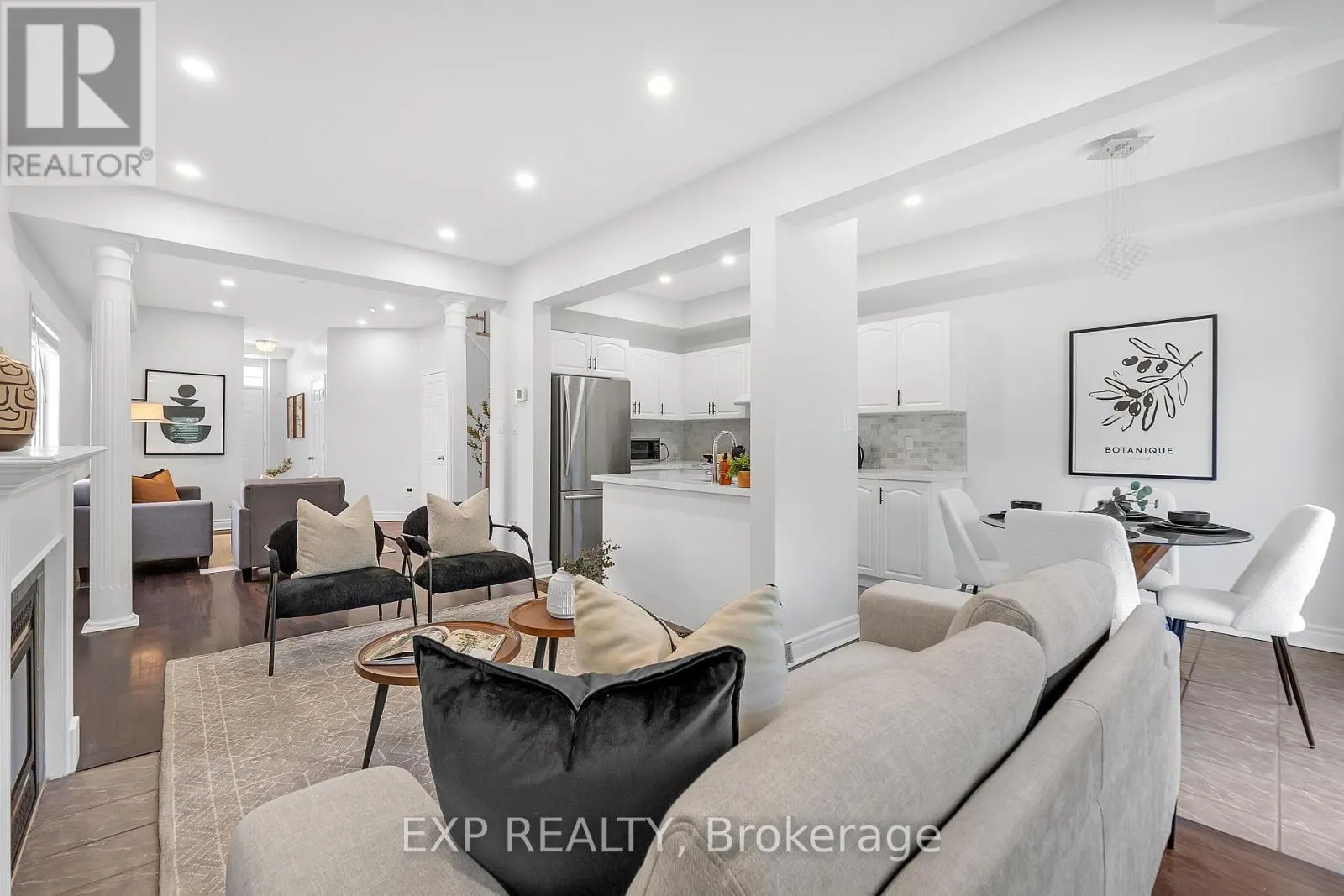 212 SHADOW PLACE