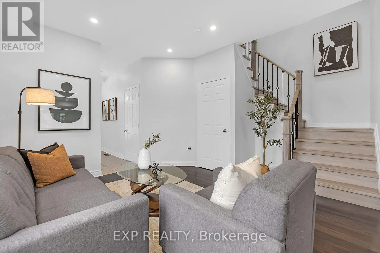 212 SHADOW PLACE