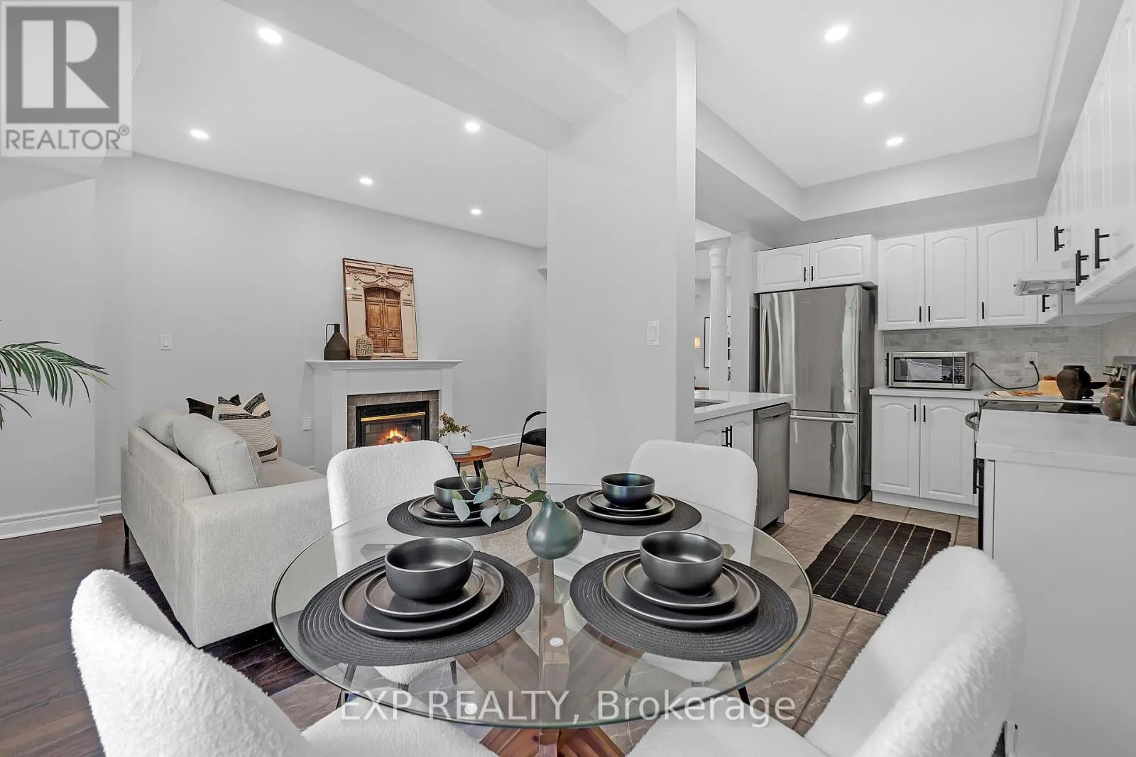 212 SHADOW PLACE