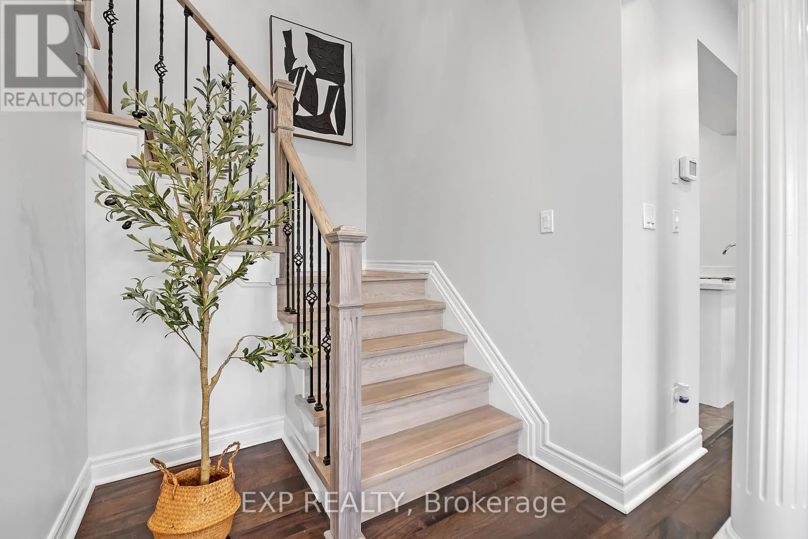 212 SHADOW PLACE